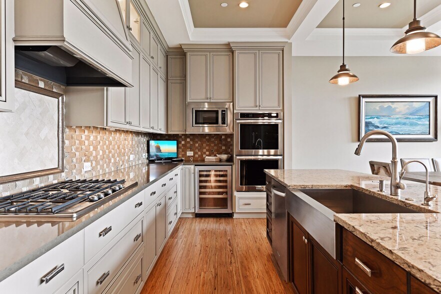 Double wall ovens, gas cooktop, microwave, wine chiller - 875 Lake St N