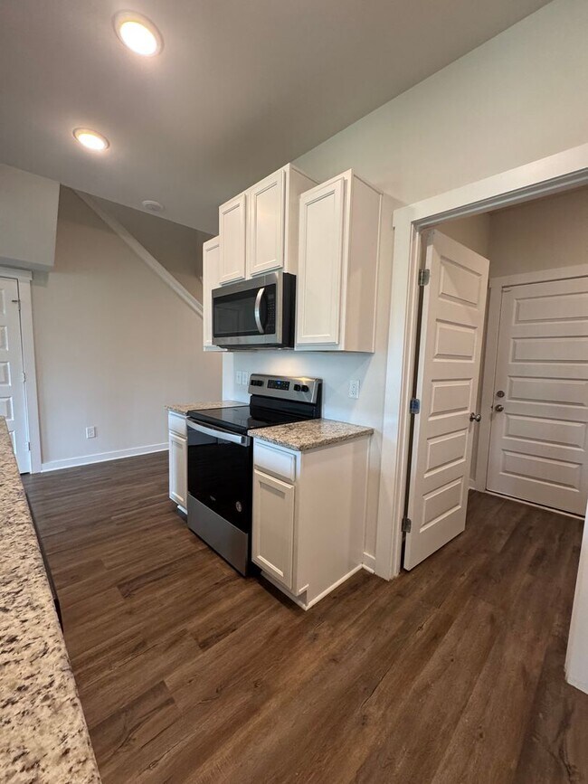 Building Photo - Spacious 3-Bedroom Home with Loft – Minute...