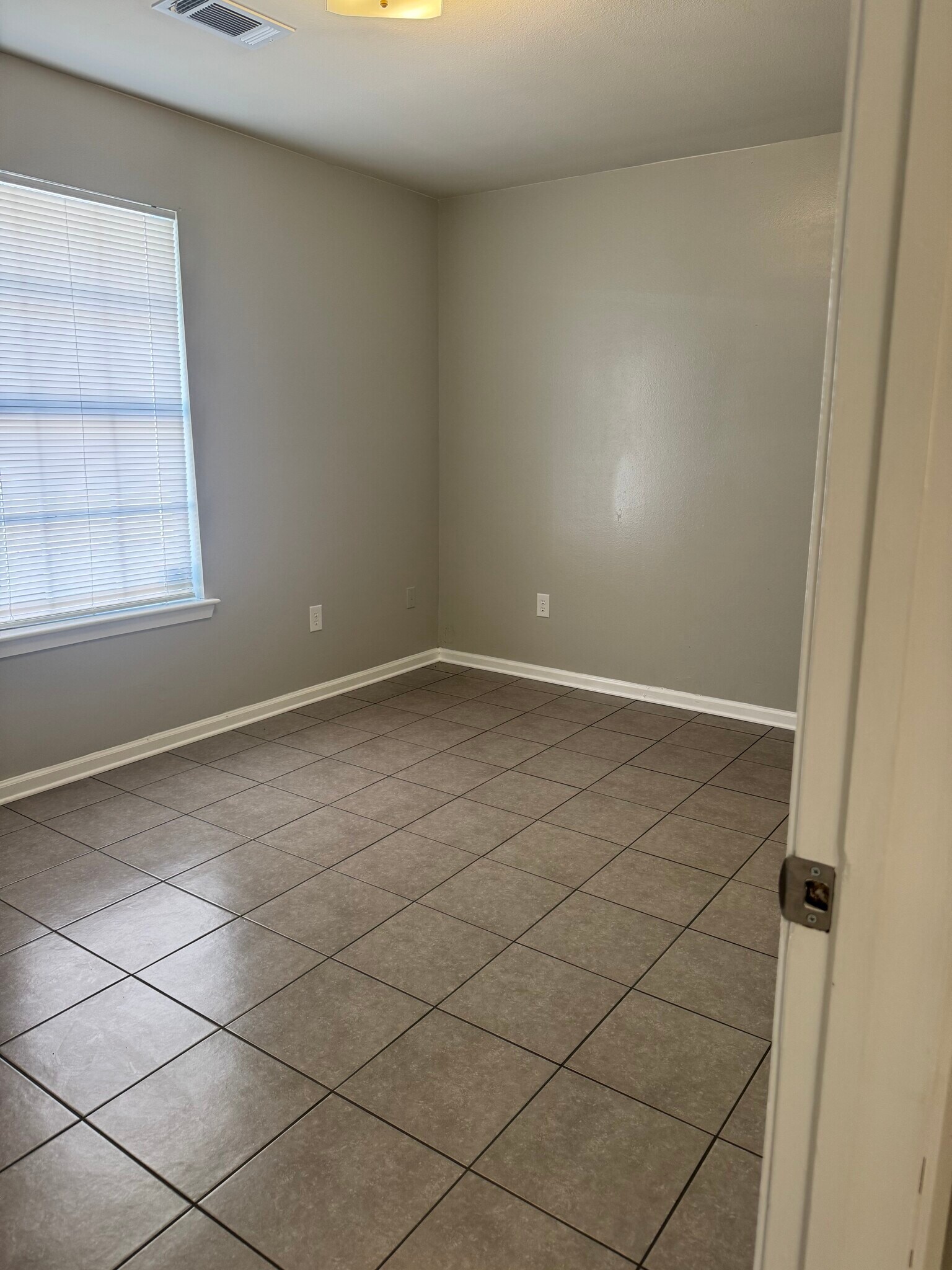 Building Photo - 2725 Huey P Long Ave