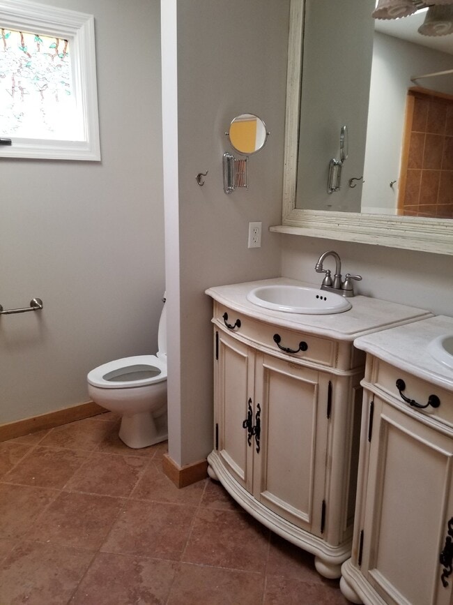 Building Photo - Convenient to Hilton Head, Two Bedroom Tow...