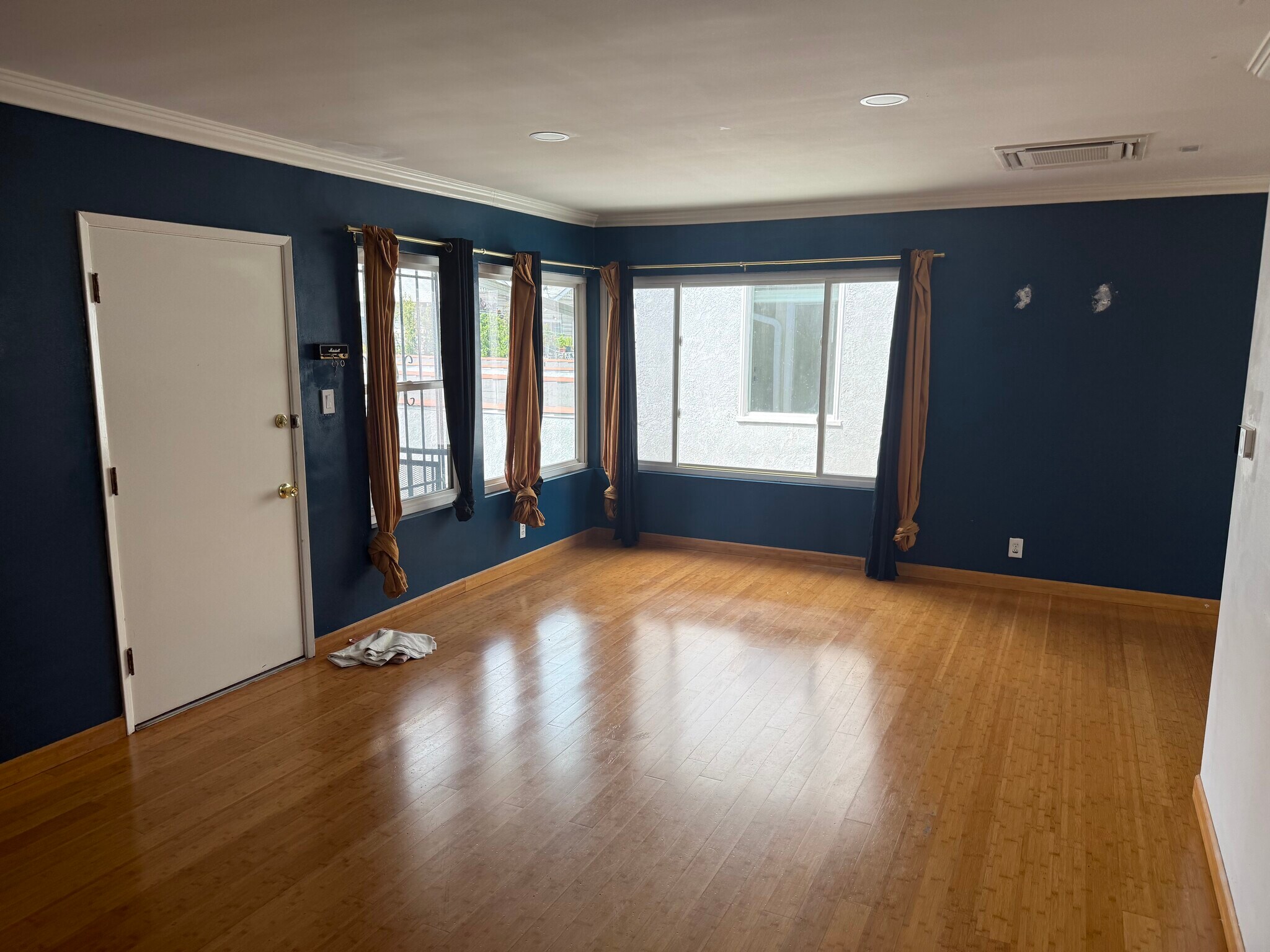 Building Photo - 1227 E 1st St