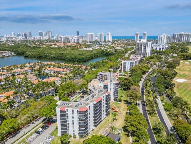 Building Photo - 3101 N Country Club Dr