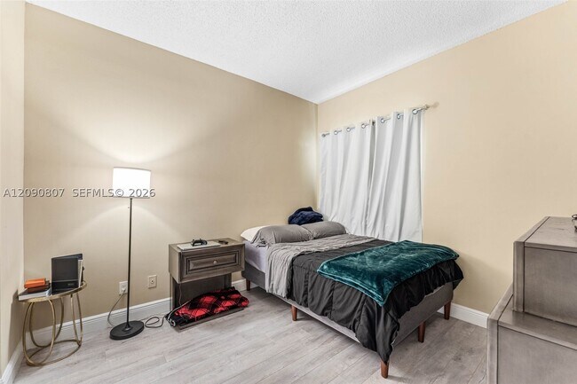 Building Photo - 680 Cypress Club Way
