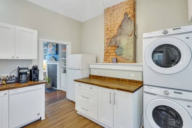 Building Photo - 307 W Waldburg Ln