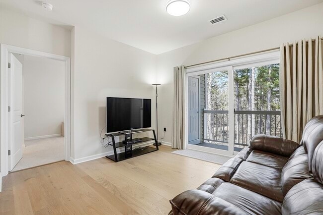 Building Photo - 4 Winslow Ln