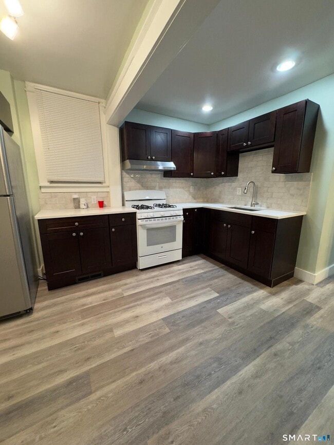 Building Photo - 10 Bank St