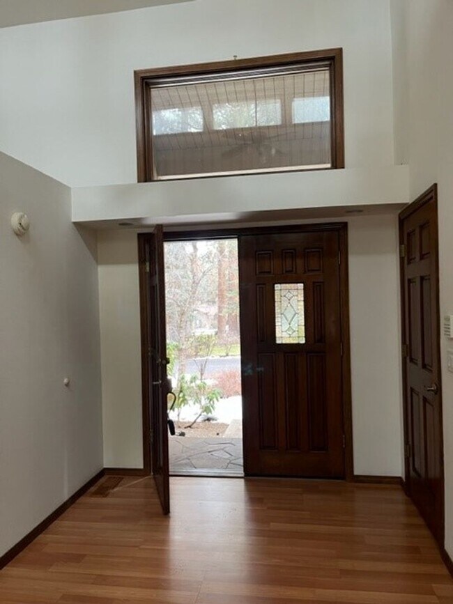 Building Photo - Large 3 Bed/2 Bath Home in the Mountain Hi...