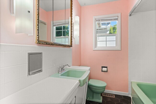 Building Photo - 3 Bedroom 3 Bath House
