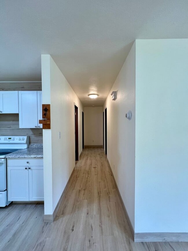 Building Photo - 3 Bedroom Home / 2-Car Garage / No Pets