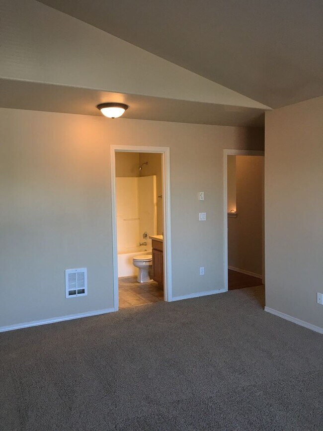 Building Photo - 3 Bedroom Duplex in SW Redmond