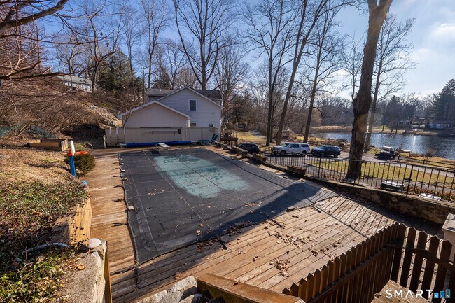 Building Photo - 16 Crescent Dr