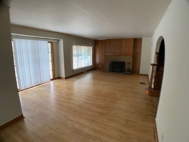 Building Photo - West Allis 3 bedroom 2 full bath home