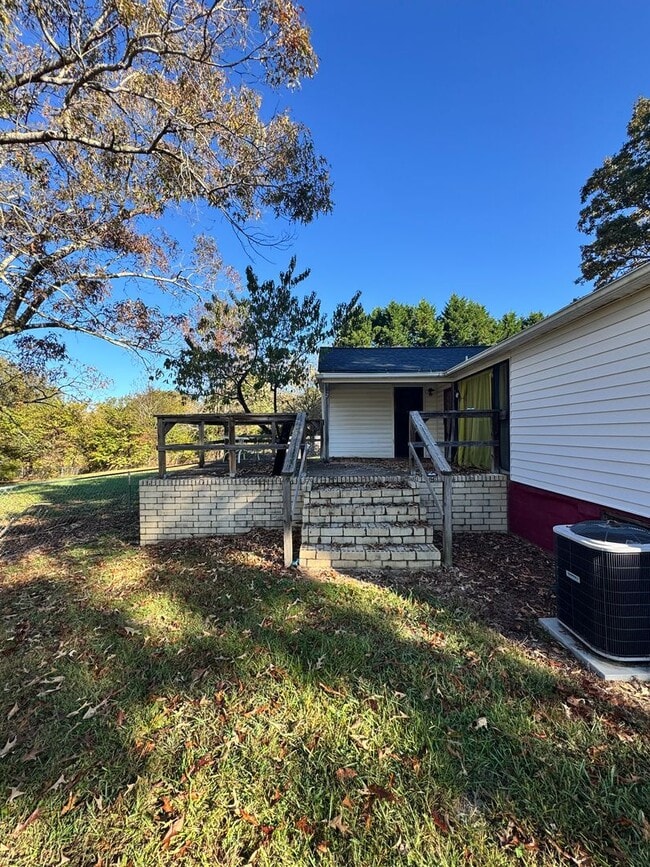 Building Photo - (PAINTING AND CLEANING TO STILL BE COMPLET...