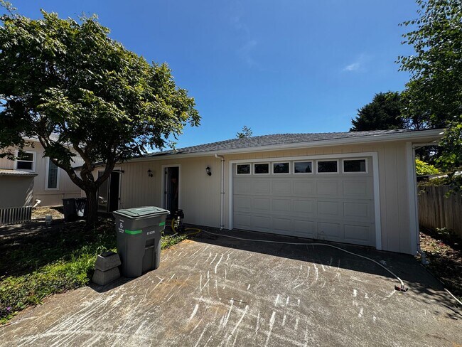 Building Photo - Pet-friendly Home located in sunny Ridgewood