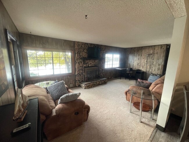 Building Photo - 3 bedroom 2 bathroom lake house for rent!