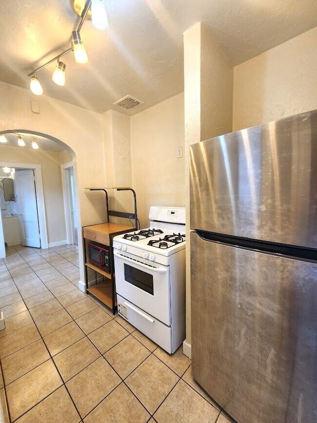 Building Photo - 2705 NW 13 - Garage Apartment