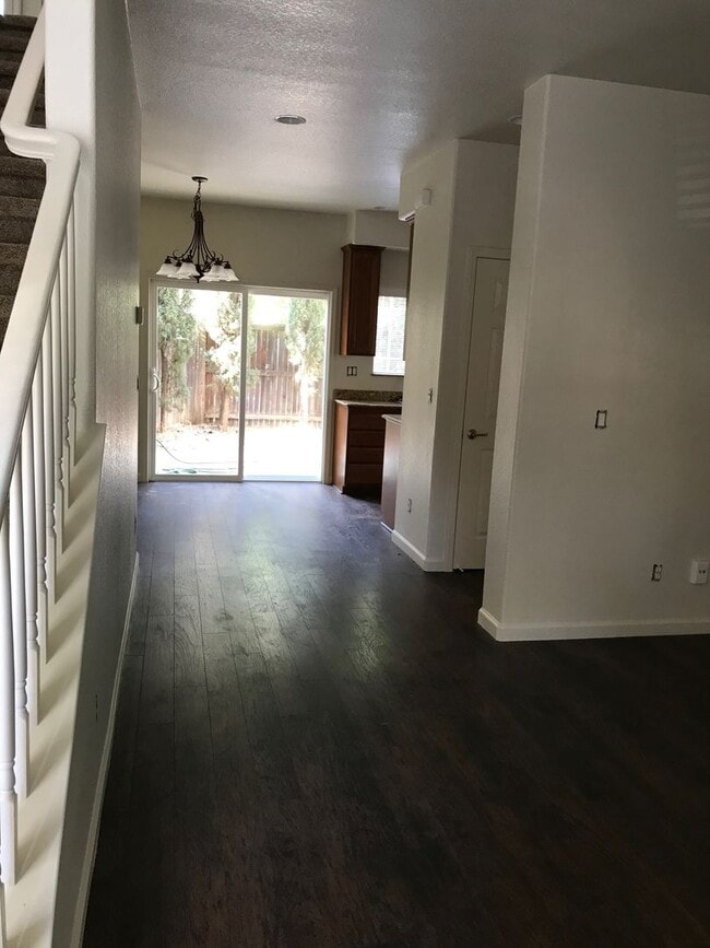 Building Photo - 4 Bedroom Home Close to Gym and Shopping-$...