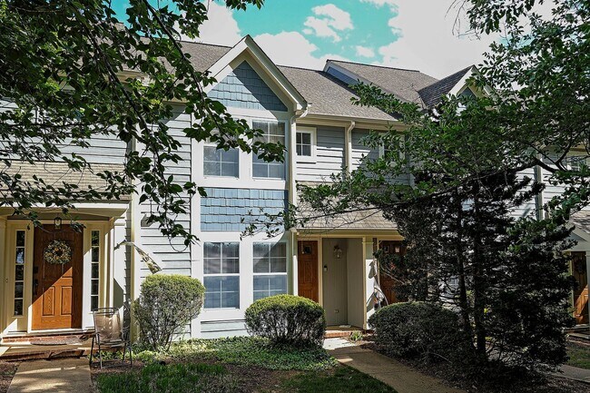 Building Photo - Pet-Friendly Forest Lakes North Townhome