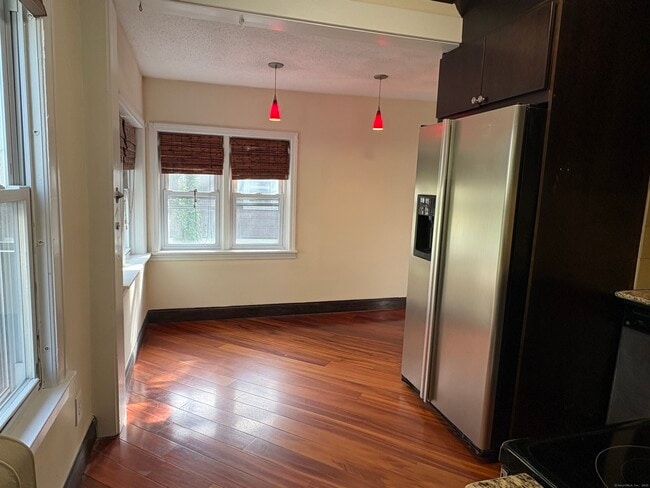 Building Photo - 20 Quaker Ln S