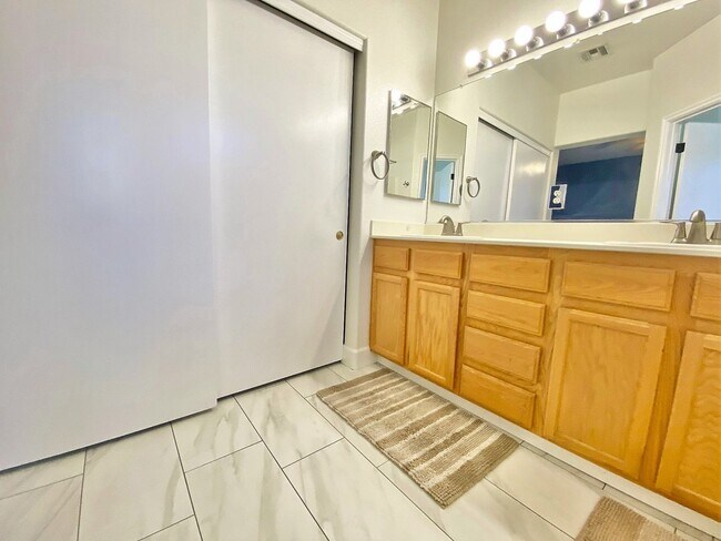Building Photo - BEAUTIFUL 3 BEDROOM 2 FULL BATHS SINGLE ST...