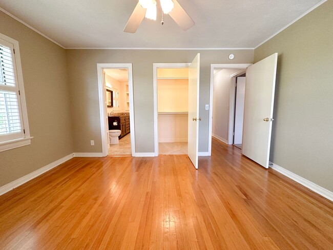 Building Photo - 3 Bedroom House: Walking Distance to Campu...