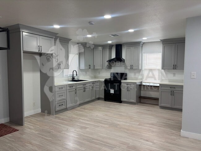 Building Photo - 3 Bedroom/ 2 Bathroom Home