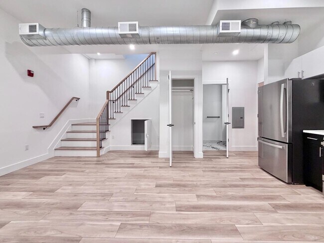 Building Photo - 375 Monmouth St