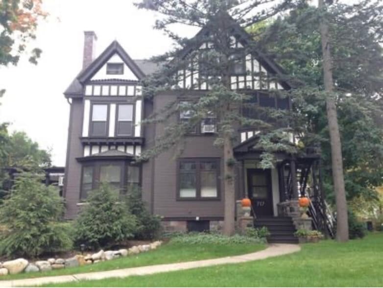 Building Photo - 717 W Huron St