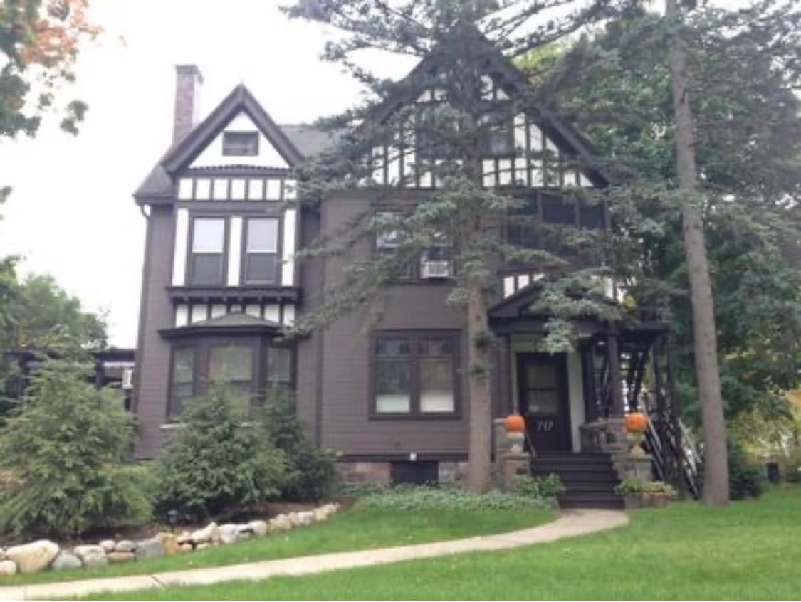 Building Photo - 717 W Huron St