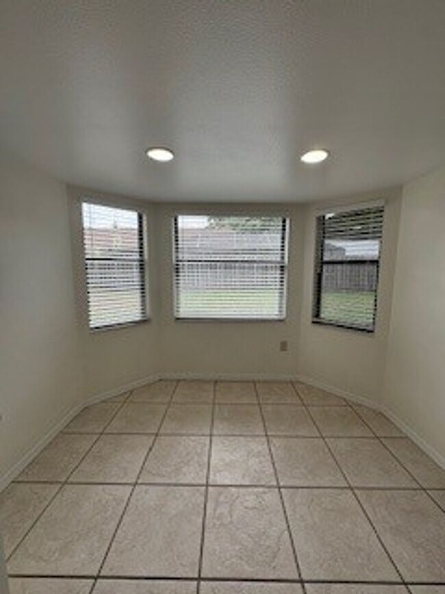 Building Photo - 895 Wandering Pine Trail