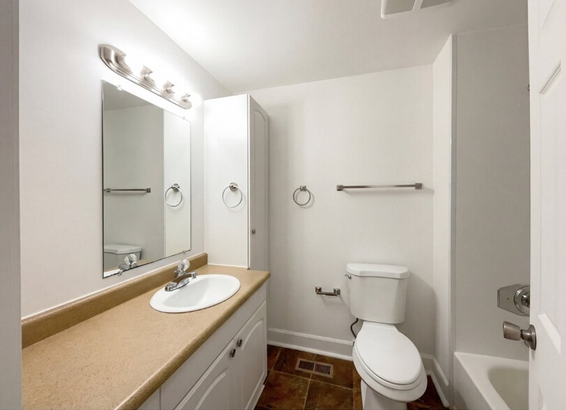 Building Photo - 2730 SE 45th Ct