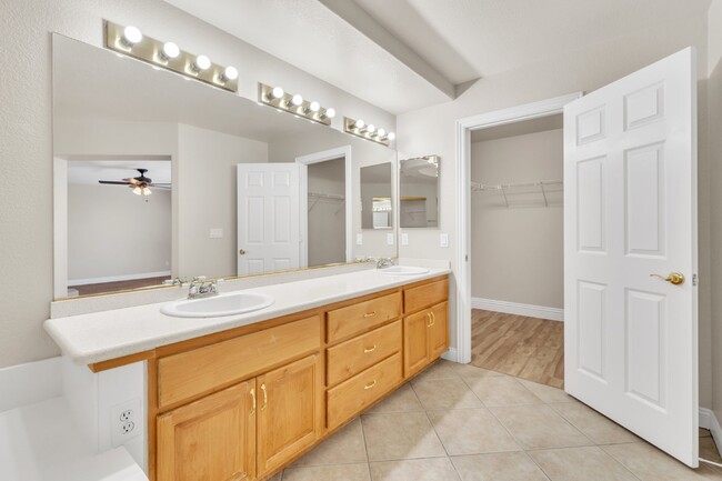 Building Photo - LUXORY 5 BEDROOM 3 1/2 BATH HOME LOCATED I...