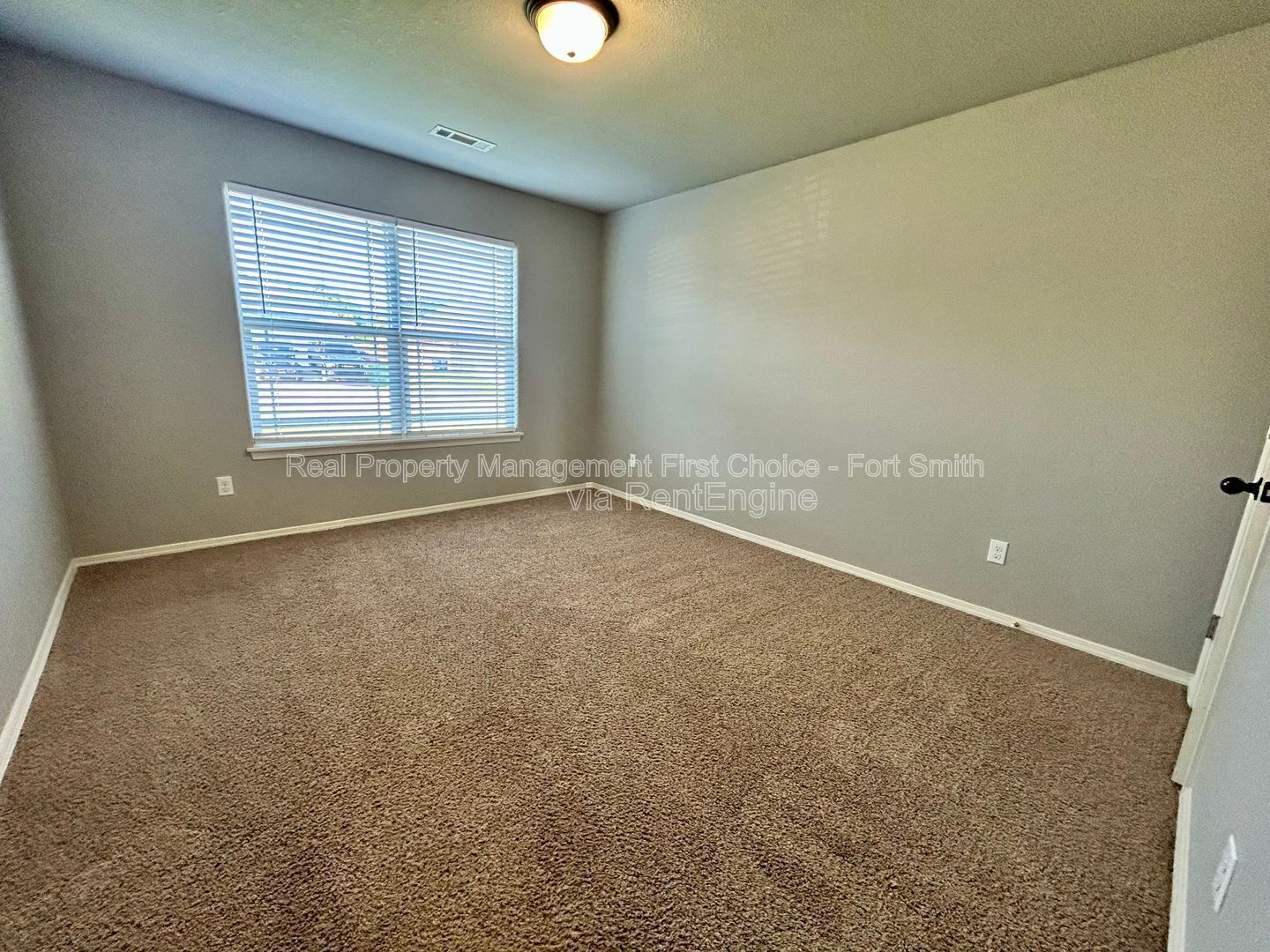 Building Photo - 423 Ridge Point Dr
