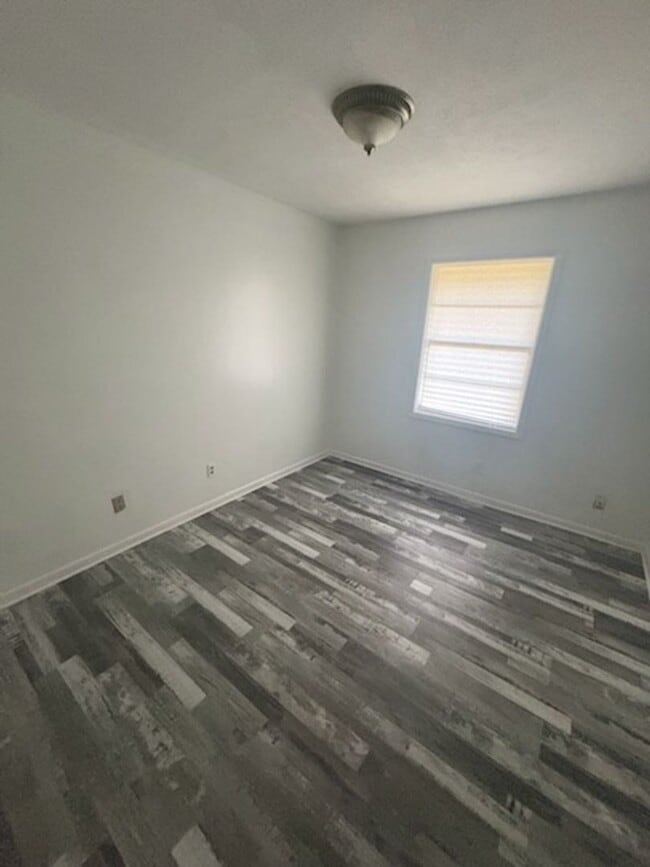 Building Photo - AVAILABLE NOW!
