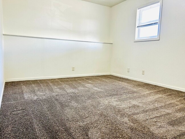 Building Photo - Spacious Two Bedroom Home