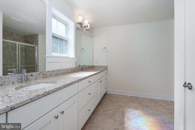 Building Photo - 3 E Hartwick Dr