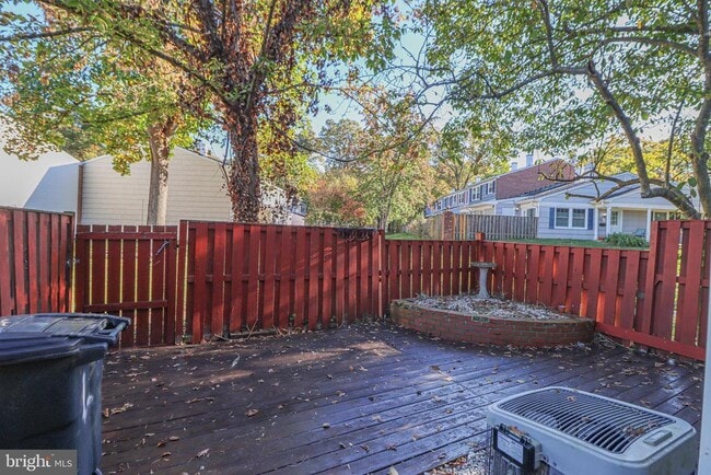 Building Photo - 1738 Farmington Ct