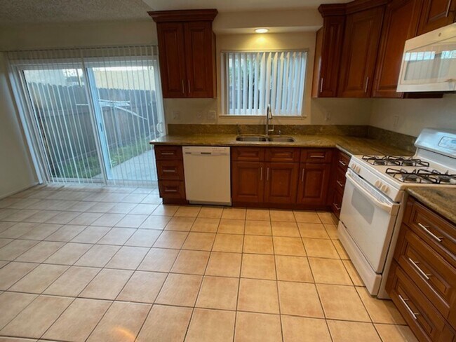 Building Photo - Moorpark 3 bed 2.5 bath Townhome close to Moorpark College