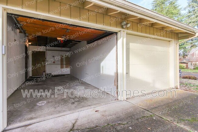 Building Photo - 14210 SW Rochester Dr