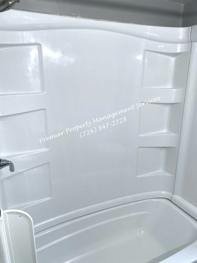 Building Photo - 916 3rd Ave