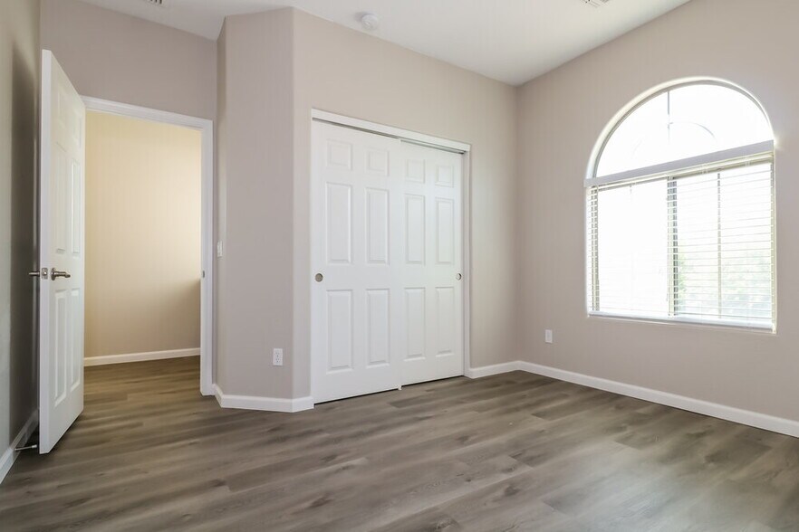 Building Photo - 5426 W Harwell Rd