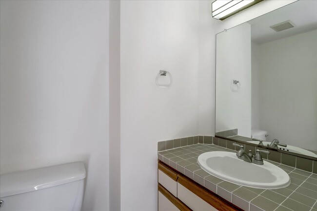 Building Photo - 2BR/2.5BA Home in Cupertino with High Ceil...