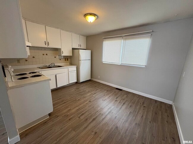 Building Photo - 6411 N Randwick Rd