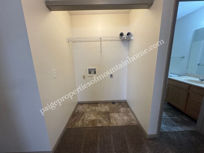 Building Photo - Grand Oak Road