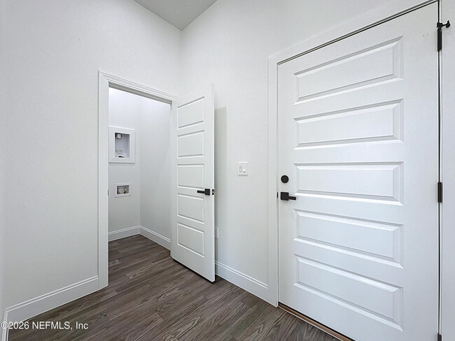 Building Photo - 2121 Broadwater Dr