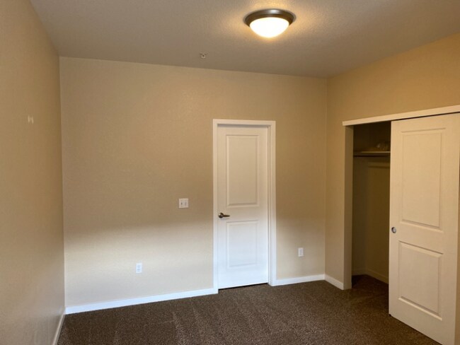 Building Photo - Beautiful 2BD/2BA Condo with Garage in Par...
