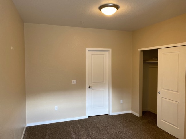 Building Photo - Beautiful 2BD/2BA Condo with Garage in Parkhill