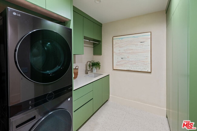 Building Photo - 565 Toyopa Dr