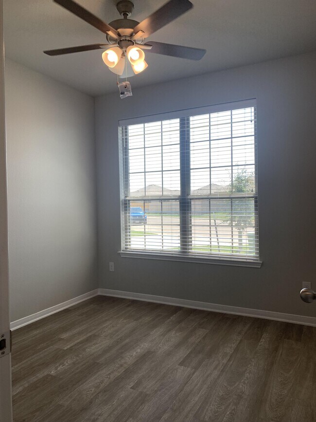 Building Photo - 1353 Aurora Grv Bnd