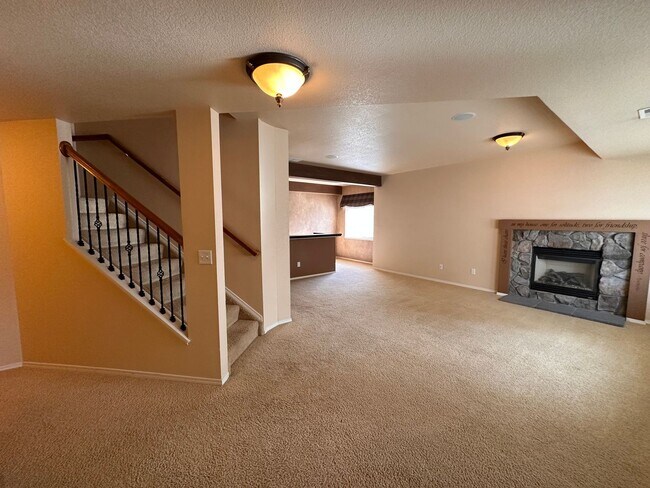 Building Photo - 2-Story in Pinecreek